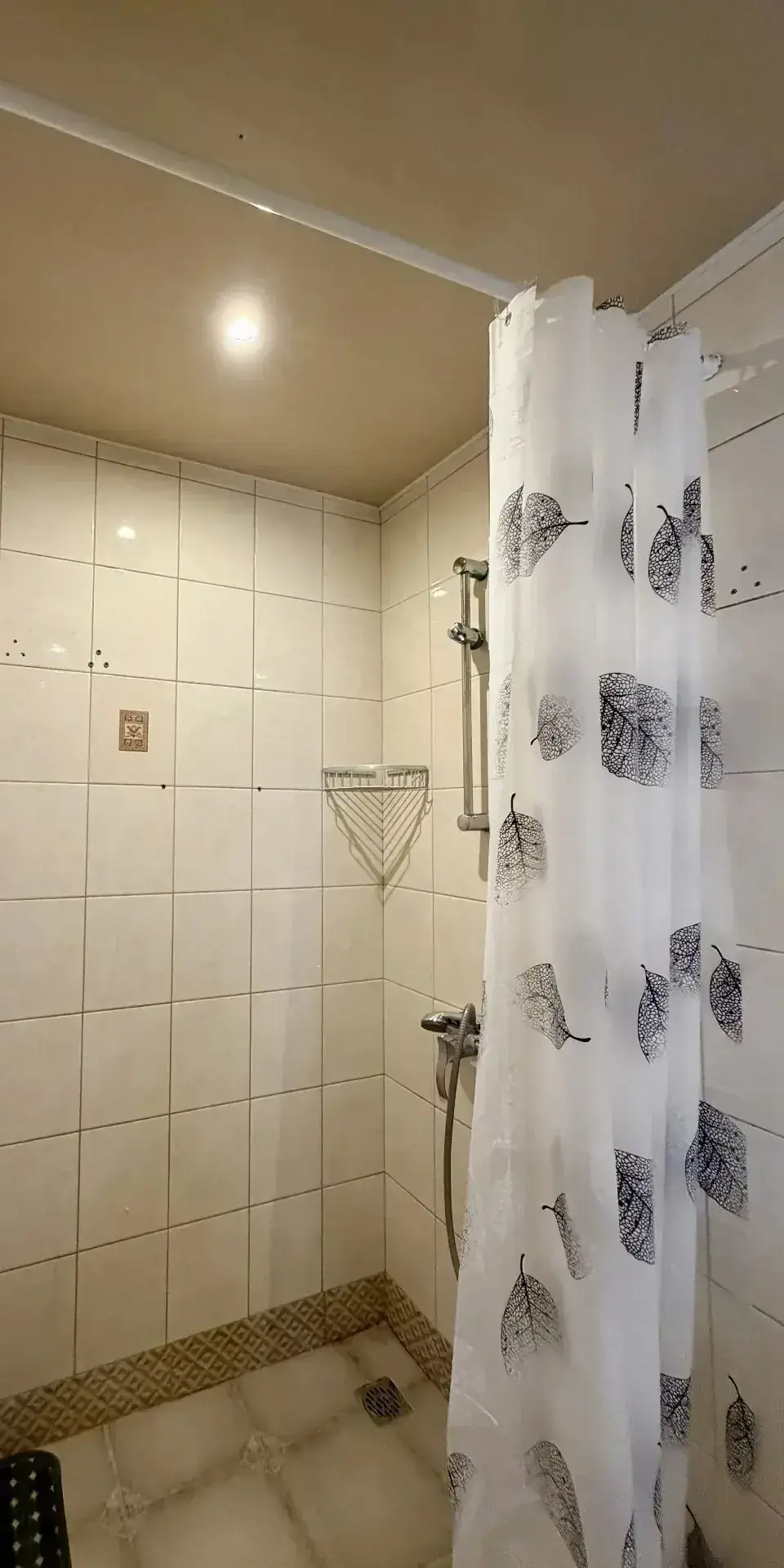Душевая с шторкой и плиткой